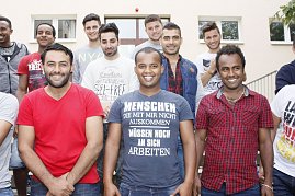 Am 22. August startete die erste Flüchtlingsklasse in die Berufsausbildung zum Kfz-Mechatroniker. Vor 16 jungen Männern aus Syrien, Eritrea und dem Irak liegen dreieinhalb Jahre Ausbildung.  (Foto: Fischer/Autohaus Peter)