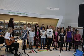 Schüler der Bertolt-Brecht-Schule erfreuten mit ihrem Gesang. (Foto: Fischer/Autohaus Peter)