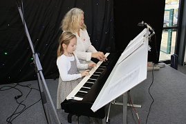 Voll konzentriert: die kleinen und großen Instrumentalisten der Musikschule Vladimirowa.  (Foto: Fischer/Autohaus Peter)